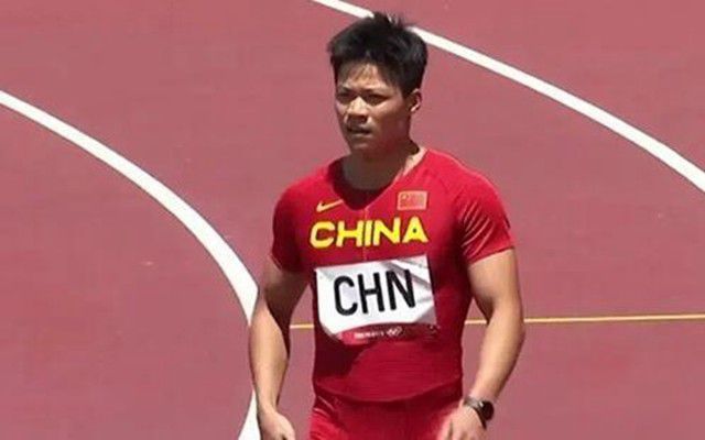 他的巨大狠狠挺进她的身体